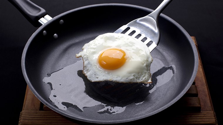 तला हुआ egg on a frying pan