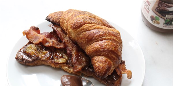 5-घटक Nutella Bananas Foster Croissants with Bacon