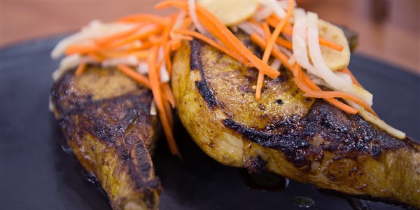 मेपल-हल्दी Pork Chops with Pickled Carrots and Daikon