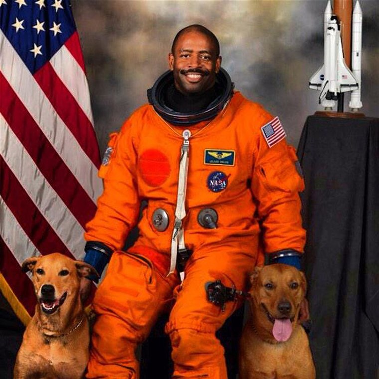 अंतरिक्ष यात्री Leland Melvin with his rescue dogs Jake and Scout.