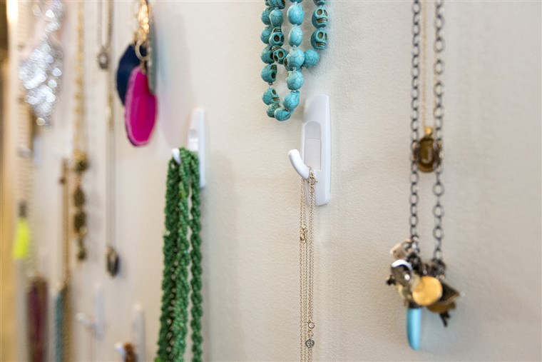 छवि: Command hooks are used to organize jewelry