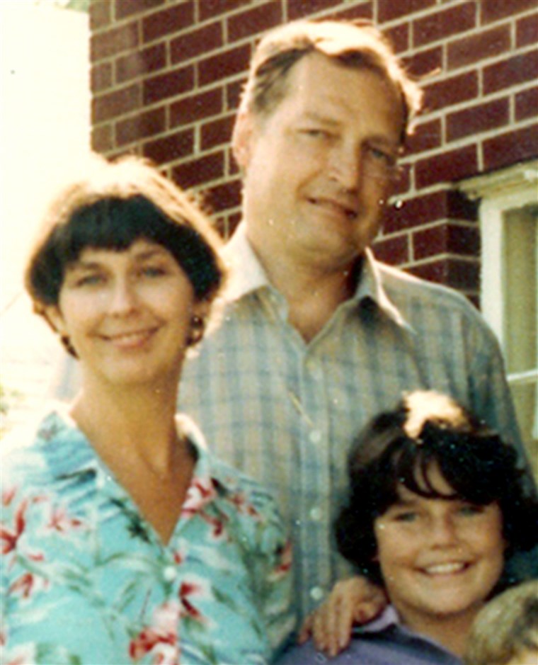 סוואנה as a child with her mom and father Charley