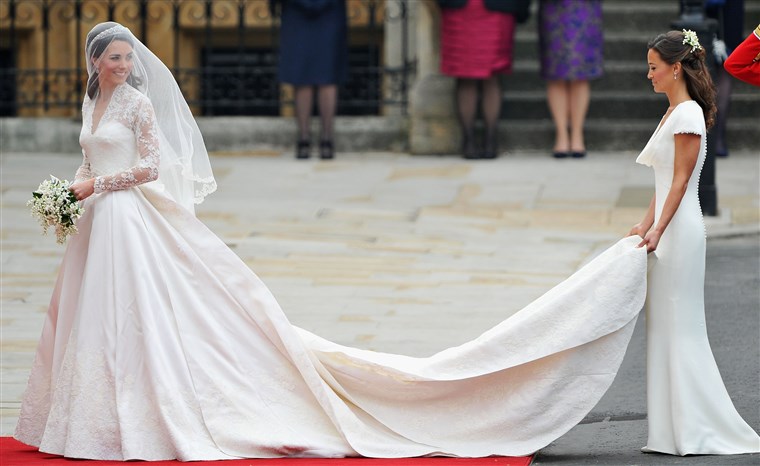 केट Middleton is helped at her wedding by sister Pippa. 