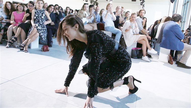 בלה Hadid falls on the catwalk