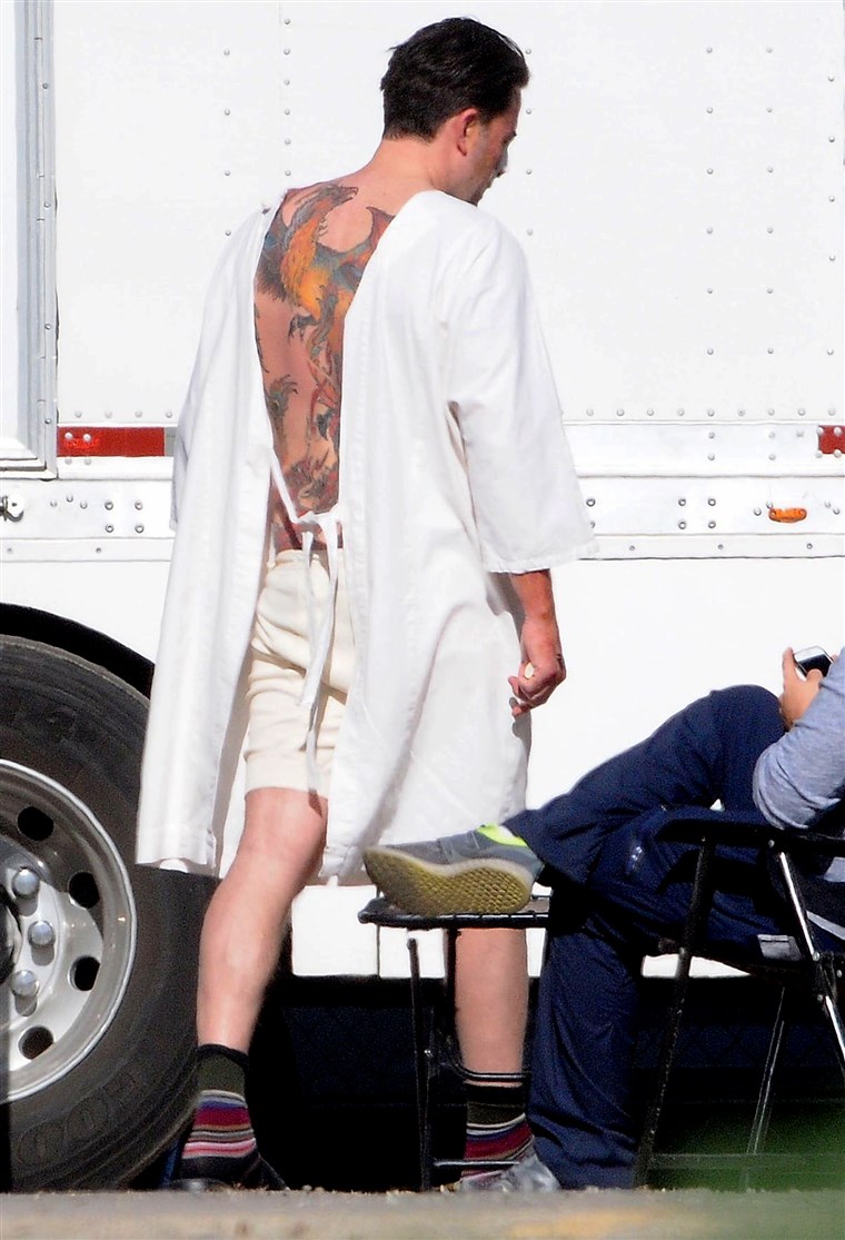 בלעדי ... First Shots: Ben Affleck's Huge Back Tattoo