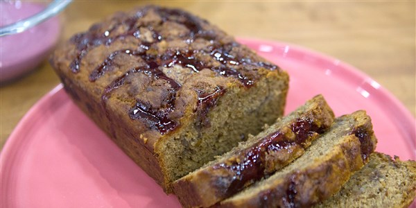 मूंगफली Butter and Jelly Swirled Banana Bread