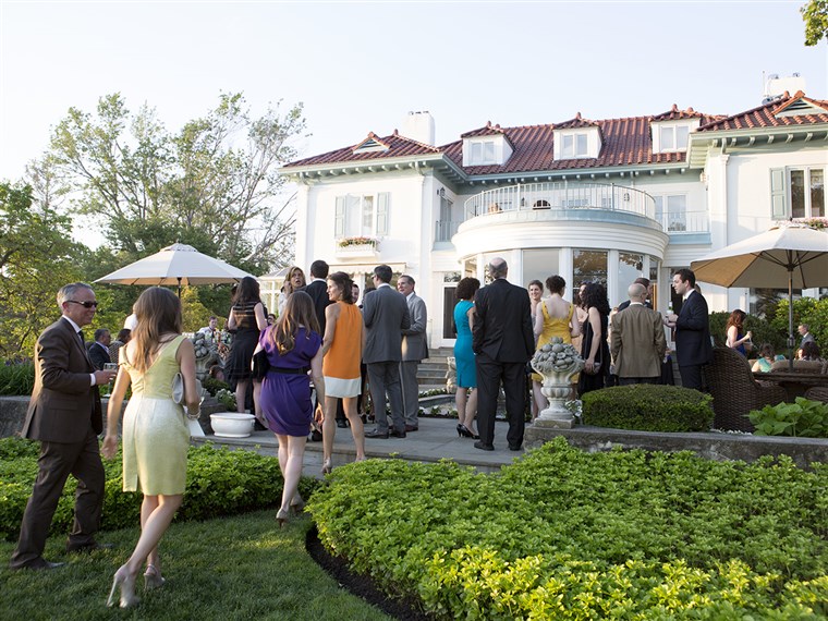 A vendégek make their way to the cocktail hour, held at Kathie Lee's home.