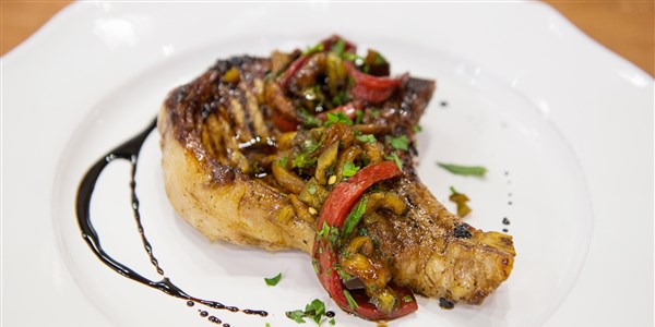 पुलिसमैन Flay's Grilled Balsamic Pork Chops with Peppers