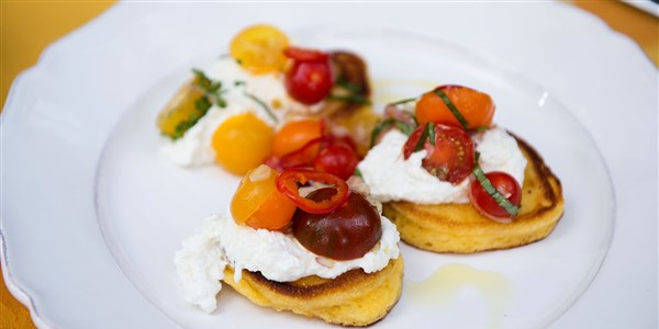 पुलिसमैन Flay's Johnnycakes with Ricotta, Tomatoes and Chiles