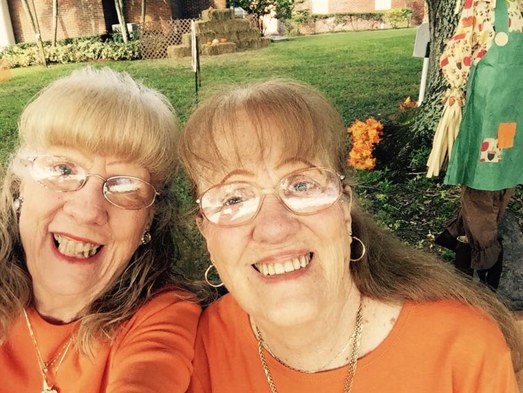 जुड़वां women in orange