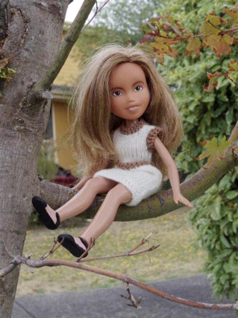 סינג has situated many of her Tree Change Dolls in outdoor settings to make them appear like they're 