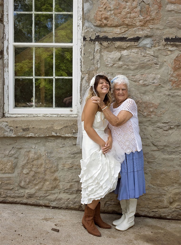 אמנדה Scott poses with her beloved grandmother Mary Smith on her wedding day.
