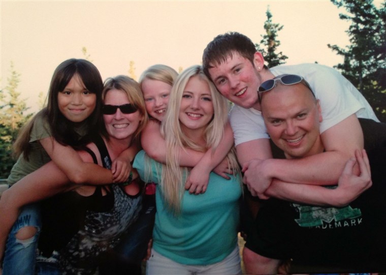 बेकी and Kelly Turney with their kids, including Triston Green, second from the right, who died in October 2015.