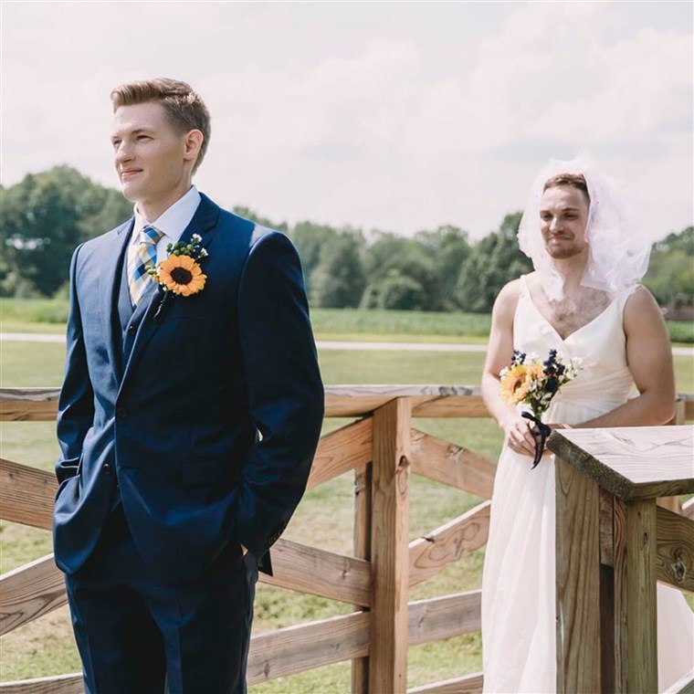 Vőlegény surprised by best man in dress on his wedding day