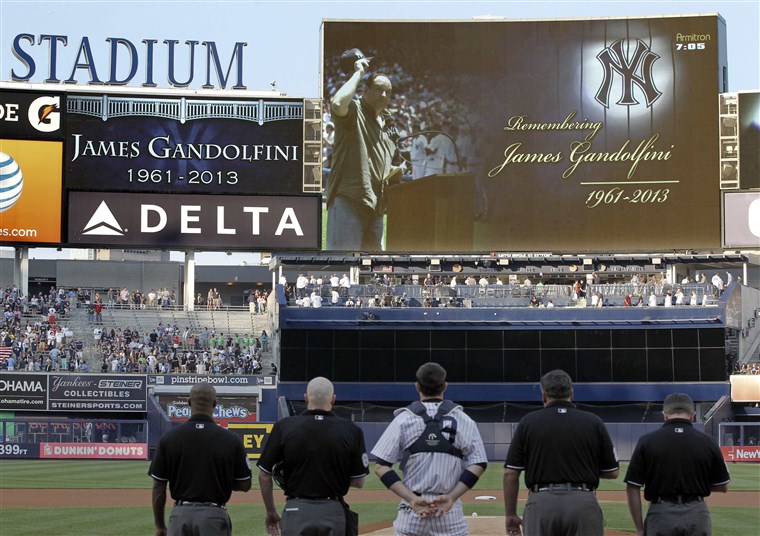 Kép: A moment of silence is observed for actor James Gandolfini by the New York Yankees.