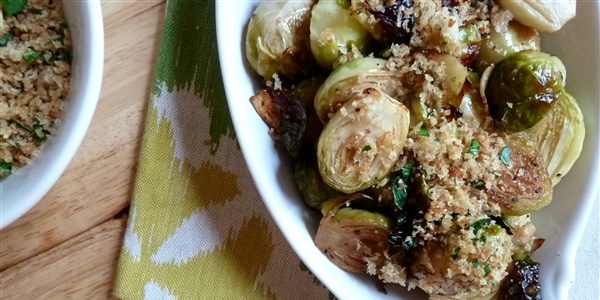 pečen Brussels Sprouts with Garlicky Bread Crumbs