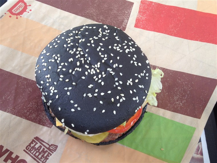 סגור up of black bun on Burger King's Halloween Burger