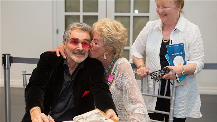 ברט Reynolds and Ann Lawlor Scurry, who were high-school sweethearts, reunite at the Palm Beach Book Festival on April 2, 2016.