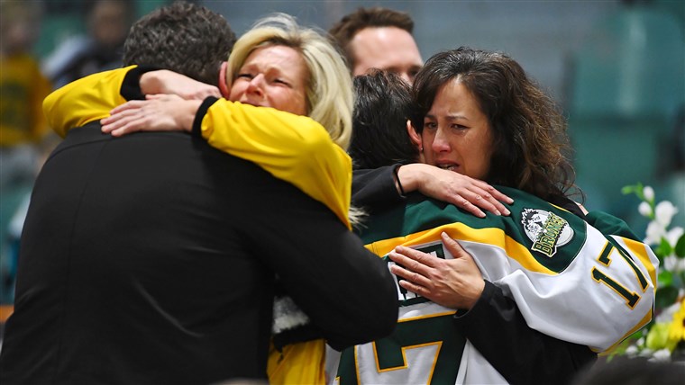 Kép: Mourners comfort each other at a vigil to honor Humboldt Broncos members who died in fatal bus accident. 