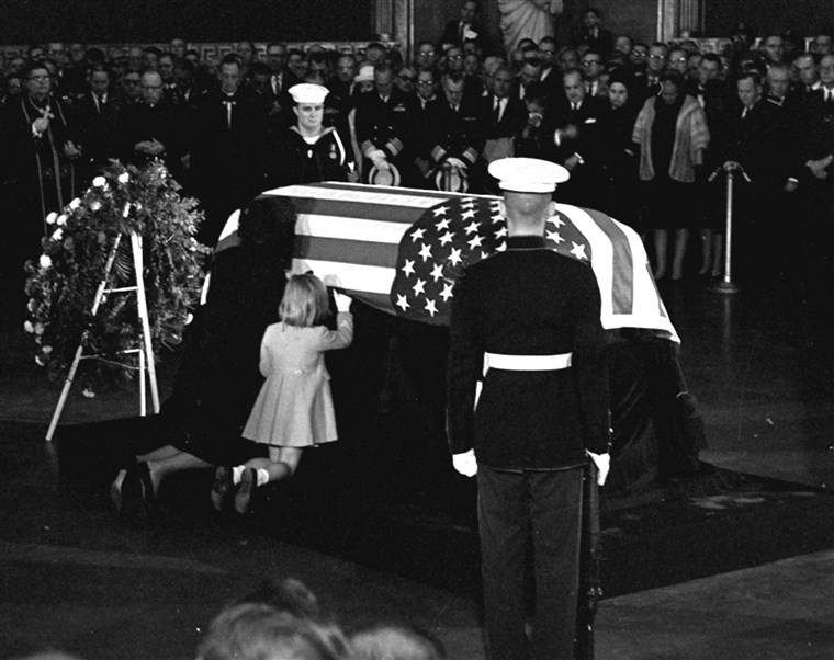 ז'קלין Kennedy kisses the casket of her husband, President John F. Kennedy, lying in state in the rotunda of the U.S. Capitol on Nov. 24, 1963. 