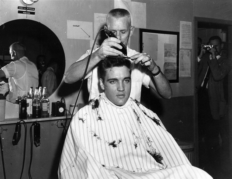 छवि: Elvis gets ready for G.I. life.