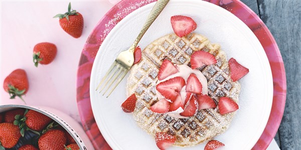 שמרים Waffles with Strawberry Cream