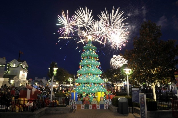 חג המולד tree built of 245,000 DUPLO bricks at LEGOLAND California.