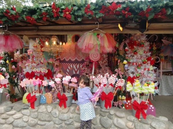 עבודת יד holiday items for sale at Knott's Christmas Crafts Village.
