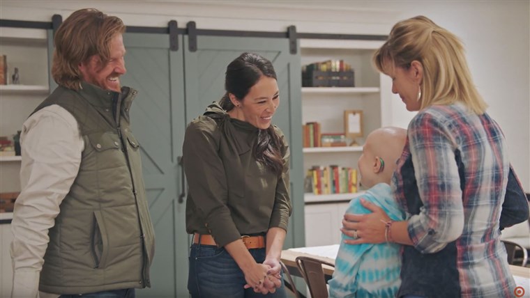टुकड़ा and Joanna Gaines meet a young fan at the St. Jude Target House.