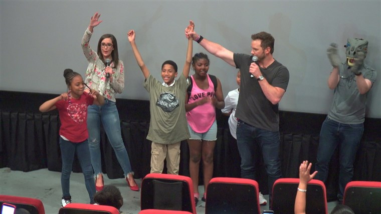 כריס Pratt joined some of the excited kids onstage.