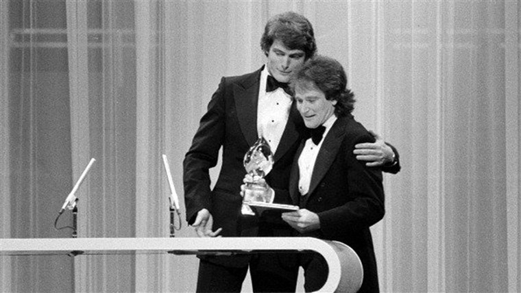 LOS ANGELES - MARCH 8: Christopher Reeve presenting Robin Williams of 