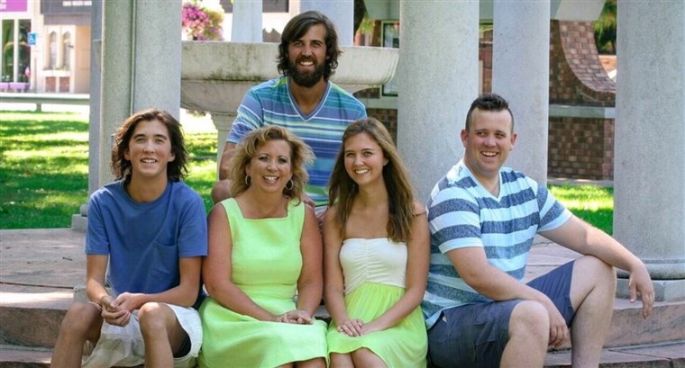 קיילור with her four children, Andy, 27, Casey, 24, Samantha, 22, and Nick, 17.