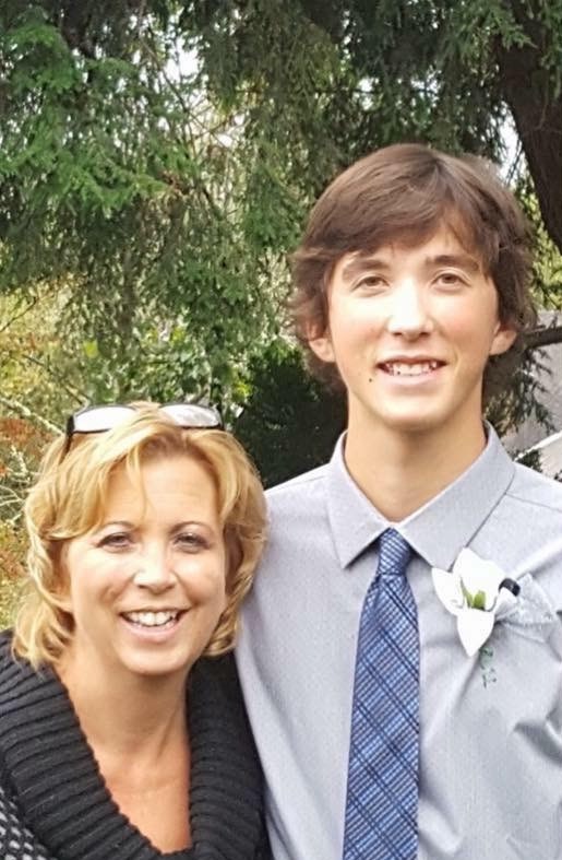 קיילור with her son Nick Denbow, who tweeted the viral photo of his mom's living room sign.