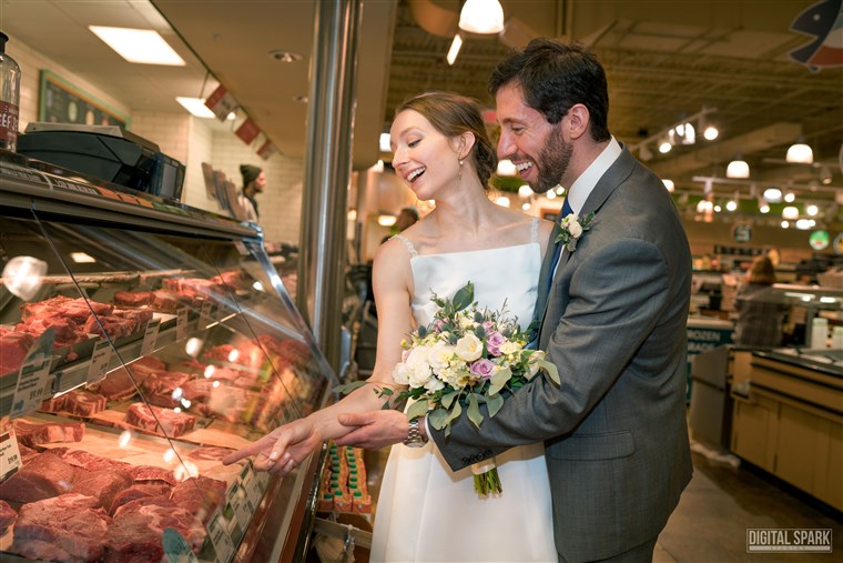 זוג marries in Whole Foods, North Carolina.