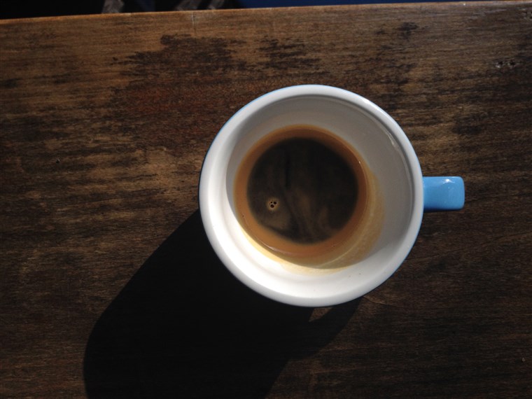 önt espresso into a large coffee cup