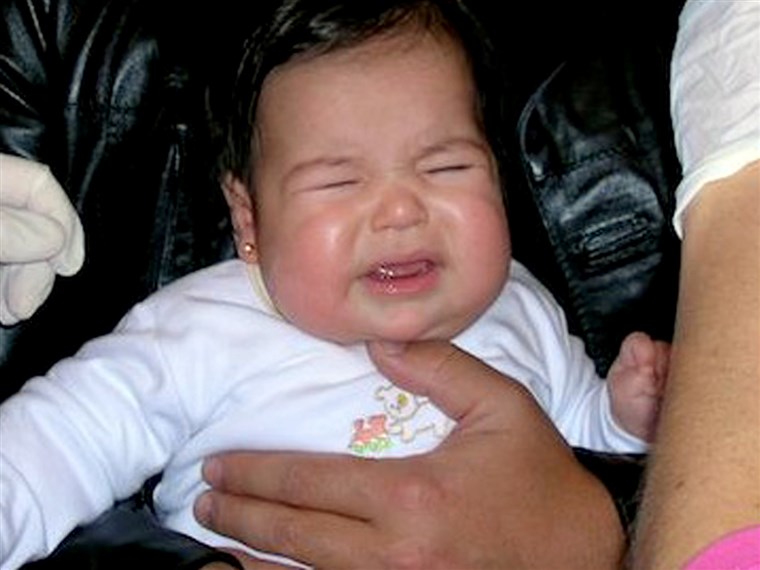 רוקסנה Soto's daughter gets her ears pierced at four months old.