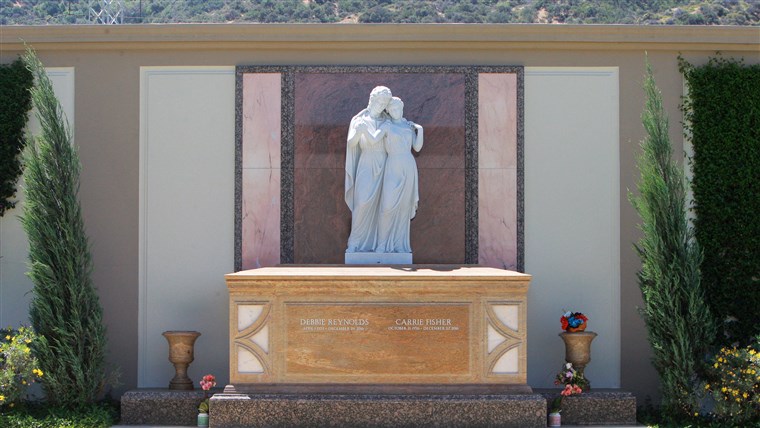 EKSKLUZIVAN: Together forever-- Carrie Fisher & Debbie Reynolds' tomb engraved