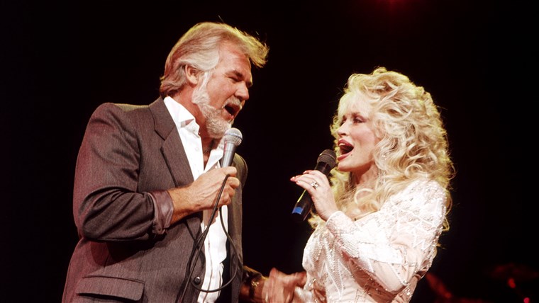 BABÁCSKA PARTON duets with Kenny Rogers in July 1989