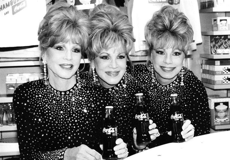 דורותי, right, was joined by her sisters Christine, left, and Phyllis at the opening of the World of Coca-Cola in Las Vegas on July 7, 1997.