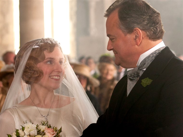יו Bonneville (Lord Grantham) prepares to give away daughter Edith (Laura Carmichael) at her short-lived wedding.