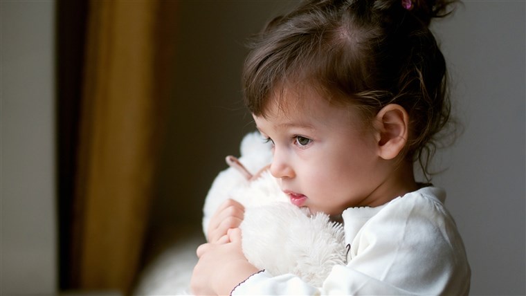 लड़की holding teddy bear