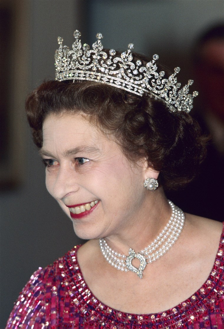 Királynő Elizabeth wore the choker to a royal engagement in Bangladesh in 1983.