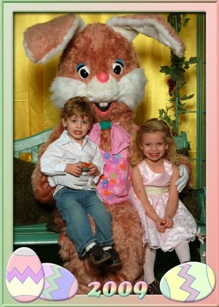 בזמן Makayla was terrified of the bunny in 2007, two years later she was all smiles.