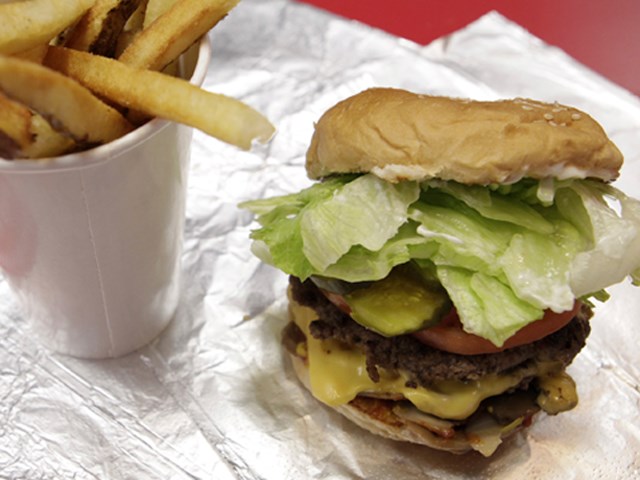 תמונה: Five guys burger and fries