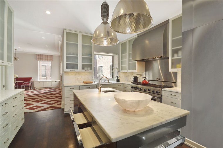 लेखक Jim Grant will have a large chef's kitchen to fuel his writing, after buying this Upper West Side condo for $9.15 million.