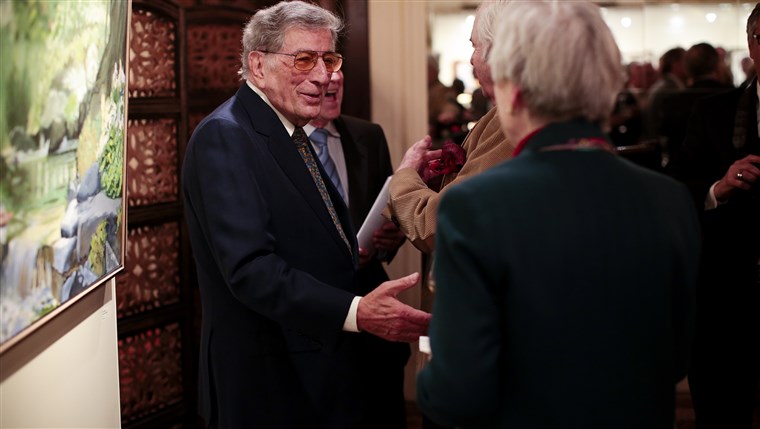 छवि: Tony Bennett greets visitors to his exhibit in New York. The gallery of paintings and sculptures features work from throughout his career.