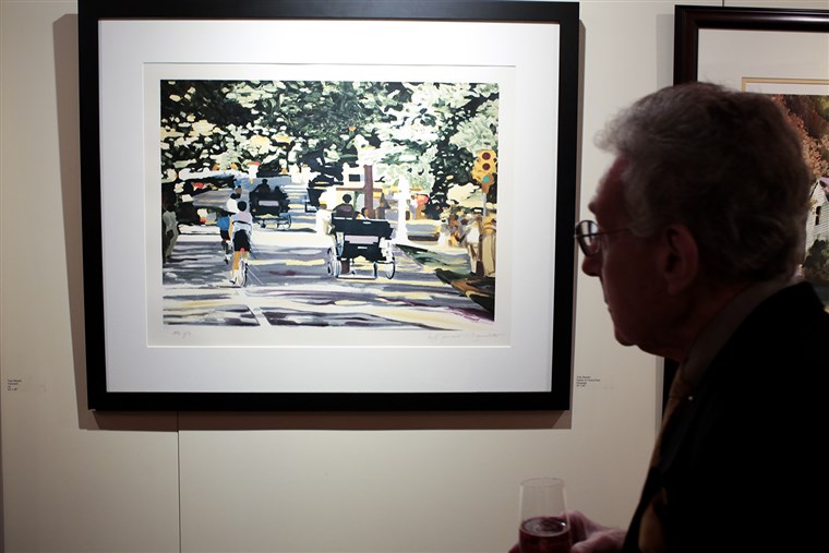תמונה: A visitor admires the painting 