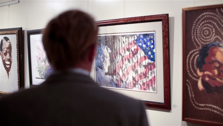 תמונה: A gallery visitor admires a painting by Tony Bennett