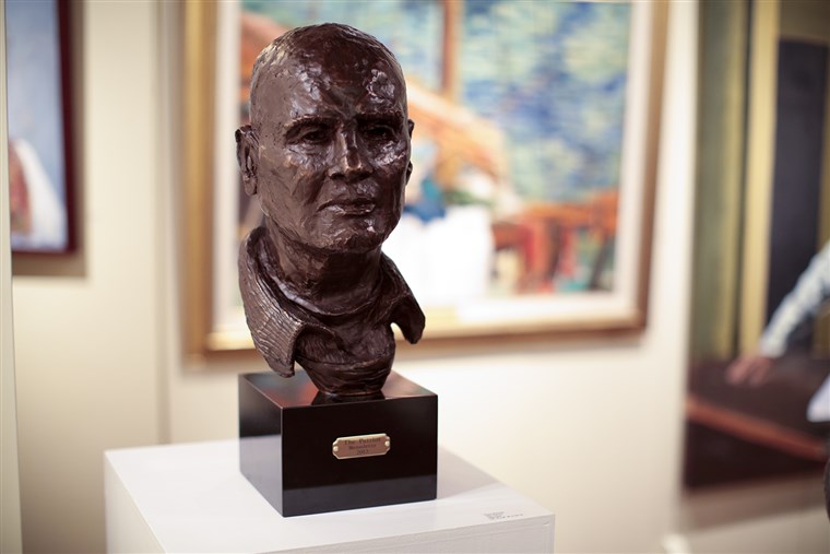 छवि: A bust of singer-actor Harry Belafonte is displayed among Bennett’s paintings. Bennett titled the sculpture of his dear friend, “The Patriot.”