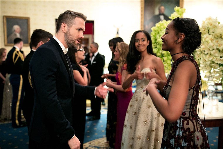 Slika: Sasha and Malia talk with actor Ryan Reynolds